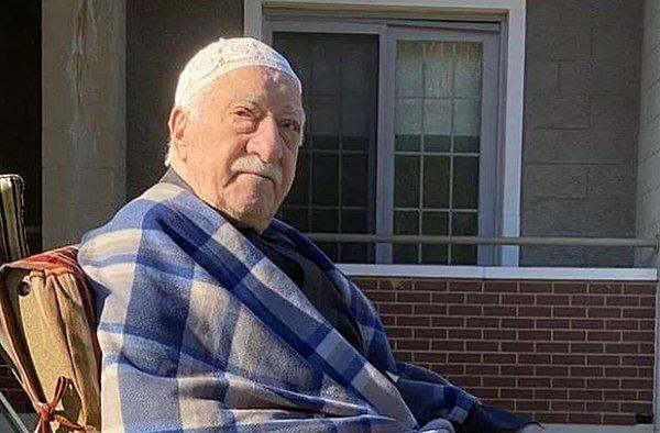 5. 80 yaşındaki FETÖ elebaşı Fethullah Gülen son hali ortaya çıktı. Gülen'in bahçede oturduğu ve kahve içtiği görülüyor.