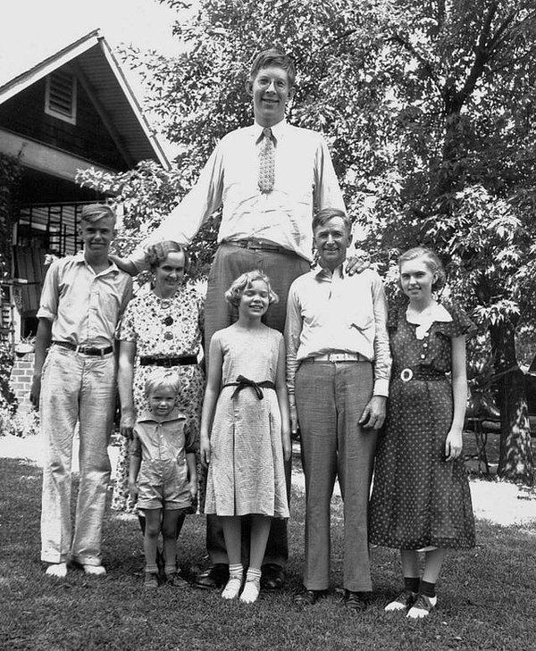 1. Dünya tarihi boyunca kayıtlara geçmiş en uzun insan Robert Wadlow'dur. Kendisi 272 santimetreydi.
