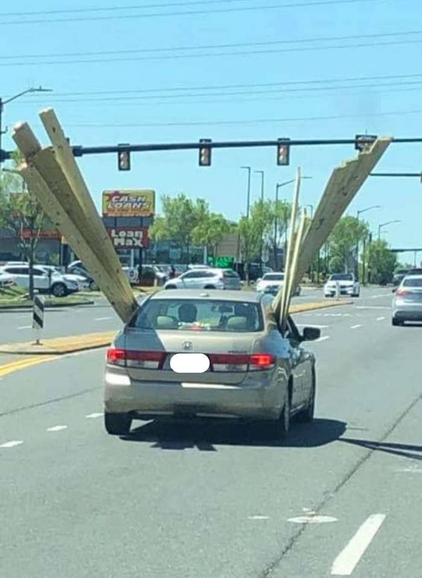 2. Человек, который просто загрузить и провезти через весь город эти огромные доски: