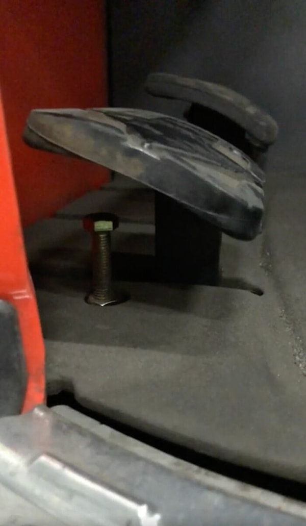 10. Я работаю на складе в Швеции, и недавно они вдвое снизили скорость всех вилочных погрузчиков (с 16 км / ч до 8 км / ч) из соображений безопасности. Я просто подумал, что они поставили какой-то ограничитель в программное обеспечение, но нет. Они нашли гораздо более разумное решение ...