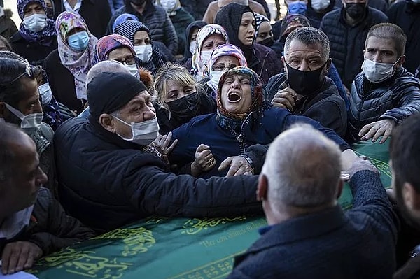 Cenazede Acı Dolu Haykırışlar