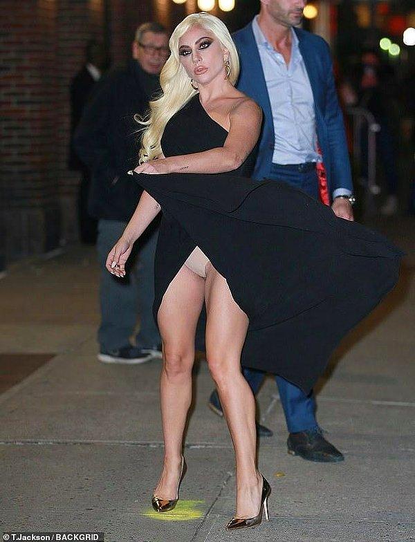 Rüzgardan havalanan elbisesi açıldığı an, Lady Gaga'nın nude renkte olan iç çamaşırı gözüktü.