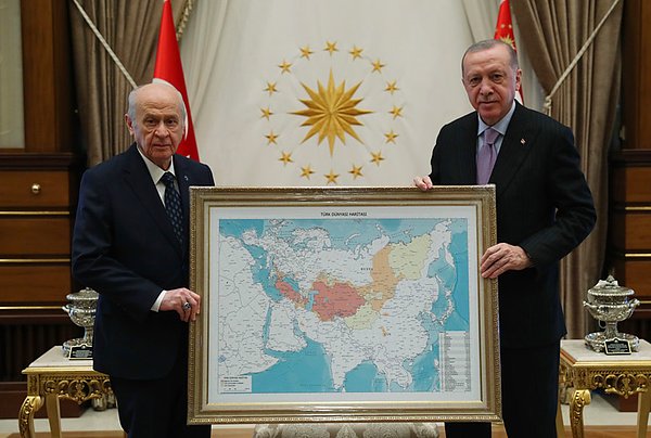 Saat 14.10'da başlayan görüşme öncesi iki lider Türk Dünyası Haritası ile birlikte poz verdi