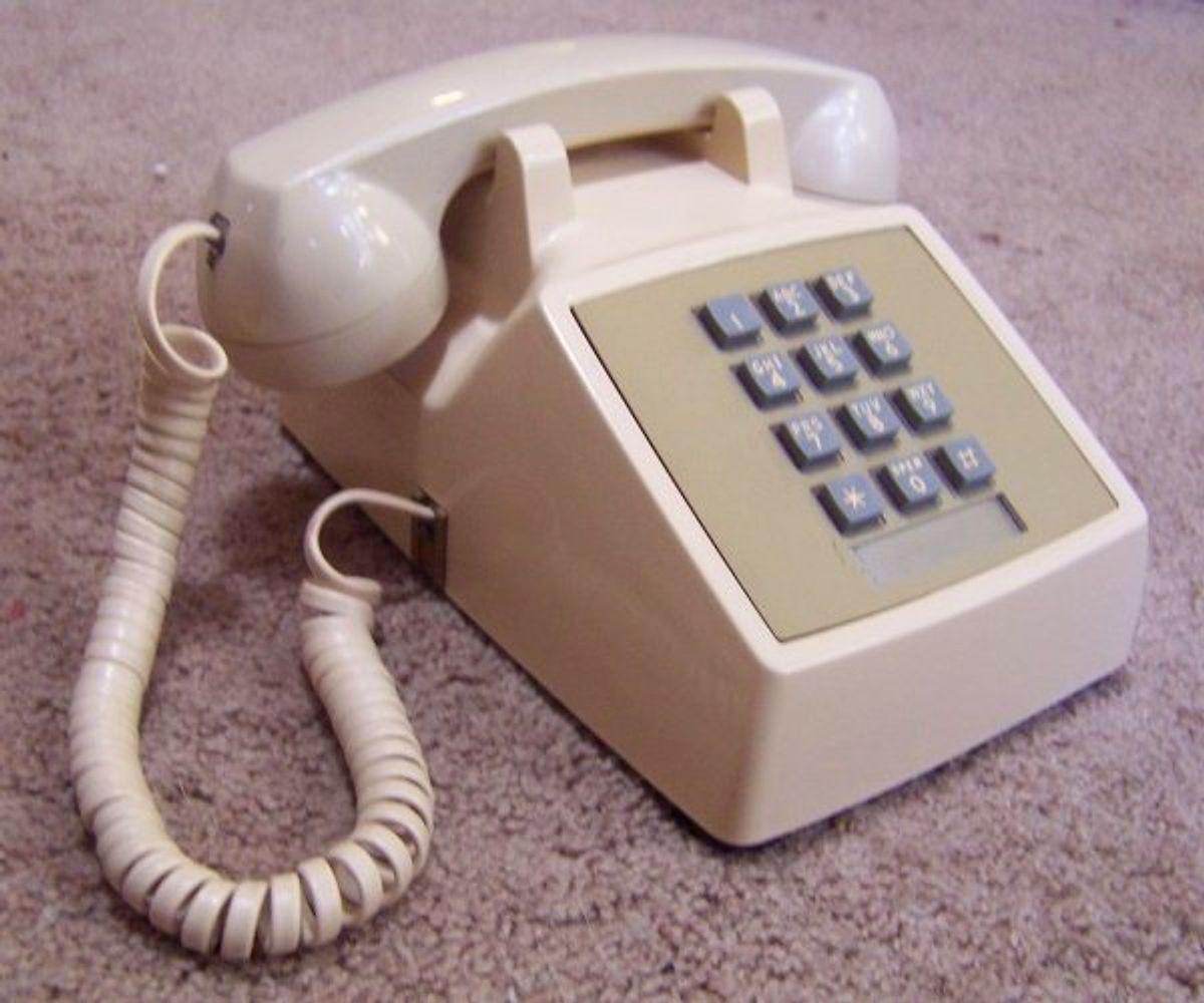 Утерянный телефон домашнее. Western Electric Phone 2500. Самый 1 телефон. Самый первый телефон. Телефон 1980 года.