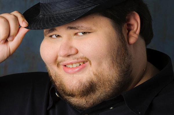 8. Мне 20, у меня нет волос на лице, очень маленькая мышечная масса, никогда не целовался, и я девственник. Люблю собирать фигурки. Иногда я чувствую себя полным неудачником. Как будто я не настоящий мужчина. Это больно, но в то же время я не хочу надевать фальшивую мужскую маску или что-то в этом роде. Думаю, я слишком молод, чтобы разбираться в этих вещах.