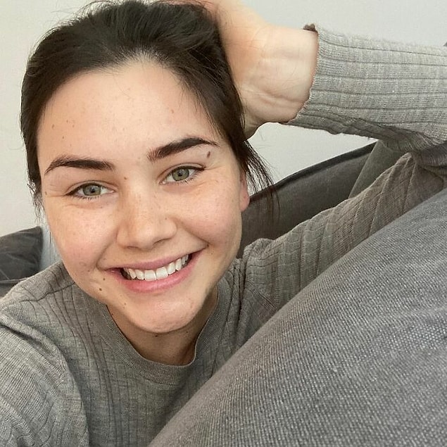 TikTok videosunda çekimlerde yapılan sahtekarlıkları ifşa eden Quinn, bunların hepsinin insanlara özgüvensiz hissettirmek için yapıldığını anlatıyor.