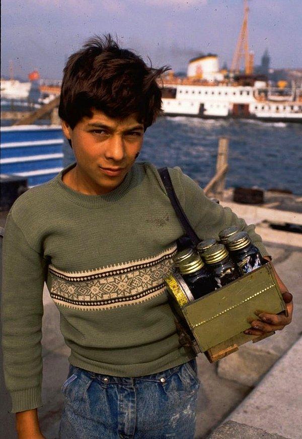 5. Ayakkabı boyama seti tutan çocuk, 1967.
