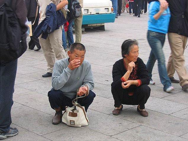 Asian squat olarak bilinen bu oturuş oldukça rahat ve yaygın. 