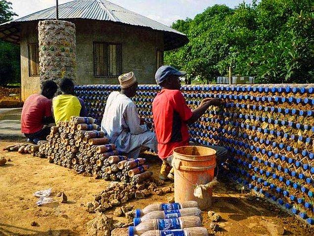 4. Nijerya'daki bazı evler plastik şişe kullanılarak inşa edilir. 120 metrekarelik bir ev için ise ortalama 14 bin plastik şişe kullanılır.