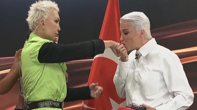 Deniz Akkaya Seyhan Soylu'nun Elini Öptü