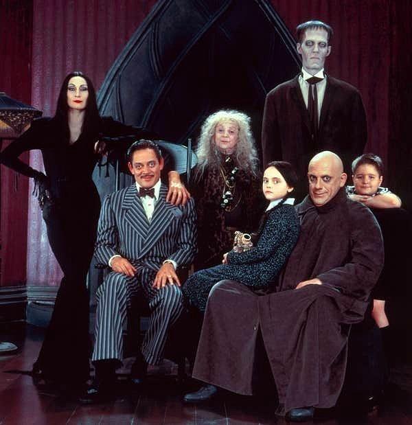 21. 'The Addams Family' filminin sonunda Fester'in dolandırıcı olduğu ortaya çıkacaktı fakat Christina Ricci, yönetmen Barry Sonnenfeld'e endişelerini söyledi ve yönetmen Sonnenfeld filmin sonunu değiştirme kararı aldı.
