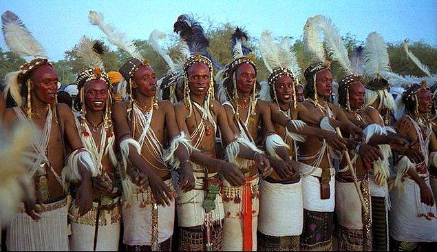 10. Çad'da bulunan Woodaabe kabilesindeki erkekler kadınların önünde saatlerce dans ederler. Kabile üyesi kadınlar ise eşlerini bu yöntemle seçerler.