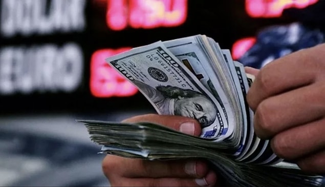 Dolar ve Euro bugün üstümüzden adeta kasırga gibi geçti. Dolar bugün 13 TL'yi, Euro ise 15 TL'yi aştı. Kurlar daha sonra düşüş yaşasa da Türk lirası salı günü yüzde 18 değer kaybıyla gelişen ülke para birimleri arasında en fazla değer kaybeden para birimi oldu.