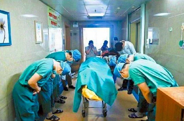 17. Kanser tedavisi görürken hayatını kaybeden 11 yaşındaki çocuğun organlarının bağışlanmasının ardından saygılarını gösteren Çinli doktorlar.
