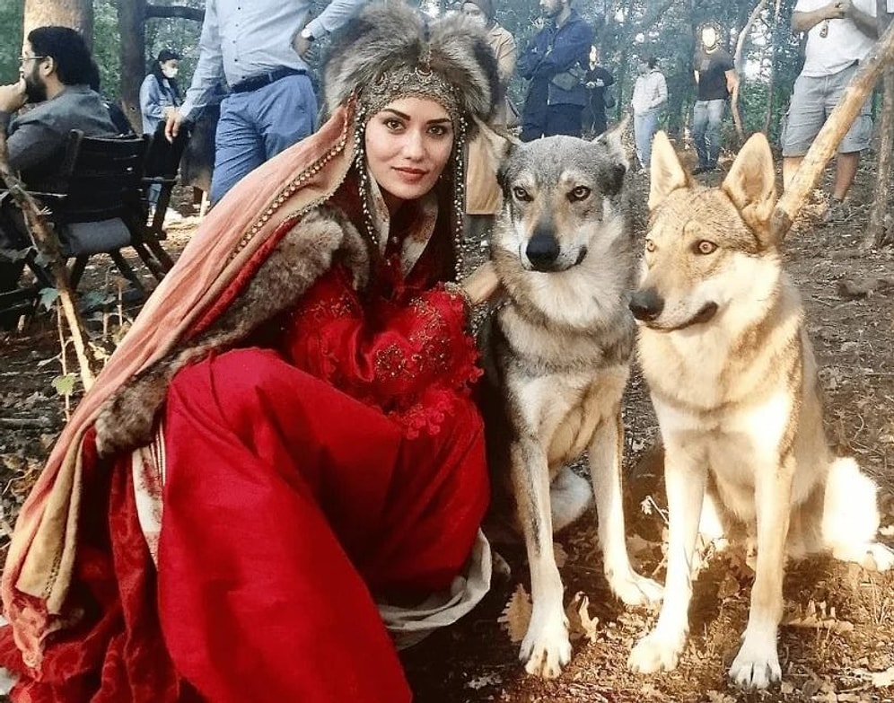 Fahriye Evcen Bornozlu Paylaşımı ile Nefes Kesti! "Her Hali Ayrı Güzel"