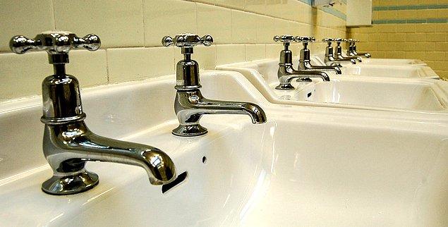 8. "Birleşik Krallık'ta lavabolarda sıcak ve soğuk su için iki ayrı musluk var. Bir taraf aşırı soğuk diğeri de resmen kaynar su oluyor. O kadar kullanışsız ki..."