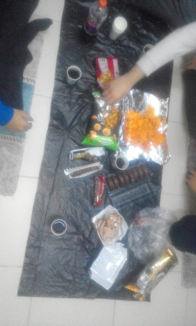 Her ne kadar bir yandan içimizi ısıtan bir görüntü olsa da, sizlere fakirliği güzellemeyeceğiz. Çünkü bizlere, bu ülkenin gençlerine reva görülen bu olmamalı!