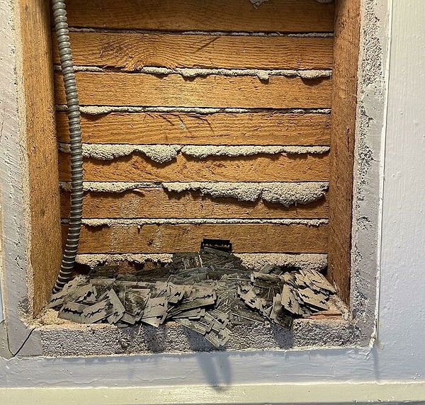 15. Бритвенные лезвий в моей стене. По-видимому, в старых медицинских шкафах есть слот для утилизации