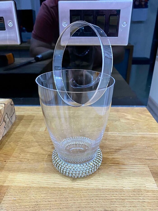 22. Обручальное кольцо моей жены почти идеально срезало верхнюю часть стекла, когда она его мыла