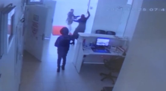 'Kilo Vermelisin' Diyen Doktora Bıçaklı Saldırı