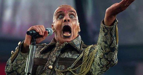Bir tarafta ünlü Alman müzik grubu Rammstein'ın vokalisti, beyni ve olaylı üyesi Till Lindemann...