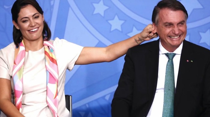 Brezilya Devlet Başkanı Bolsonaro'nun Eşi Canlı Yayında Kulağını Çekti