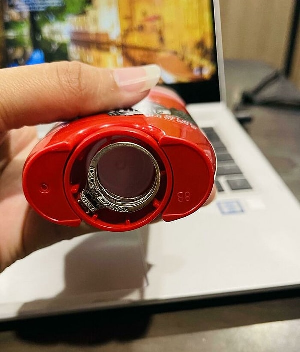 5. В течение месяца я думала, что потеряла обручальное кольцо во время поездки по стране. Когда я смирилась с тем, что больше его не увижу, обнаружила кольцо под дезодорантом моего мужа