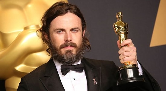 Oscar Ödüllü Casey Affleck  23 Yaş Küçük Sevgilisini Öpücüklere Boğdu