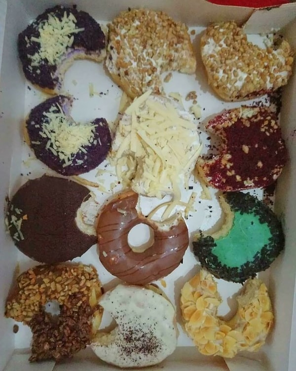 16. Очевидно, кто-то жевал мои пончики, и это должно предназначалось для моих детей