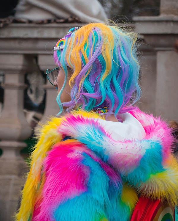 10. Я много крашу волосы. Мой бывший, напротив, сказал мне, что я не встречусь с его родителями, пока не избавлюсь от сумасшедших цветов. Угадайте что? Я никогда не видела его родителей