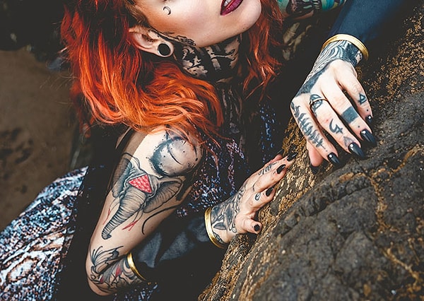 12. Мой бывший парень хотел, чтобы я сделала татуировки, калибры, проколола соски и начал принимать много наркотиков, потому что "Это так горячо". Он также хотел, чтобы я изменила свое поведение с оптимистичного на задумчивый и угрюмый