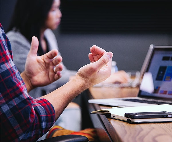13. Мой бывший сказал мне, что мне нужно начать притворяться, что я ничего не понимаю, даже когда я понимала, потому что «мужчинам нравится объяснять вещи женщинам». А еще один бывший просил меня никогда не пукать перед ним, потому что «женщины не какают».