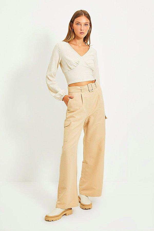 16. Milla'nın bej rengi kemerli kargo pantolonu da en çok satılanlardan biri...