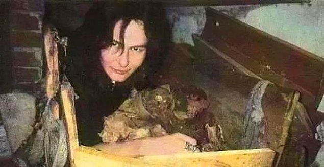 15. Sürdüğü cenaze arabasını kaçırarak içindeki ceset ile ilişkiye giren kadının, diğer tüm suçlarını itiraf ettiği mektubu okuyanı dehşete düşürüyor.