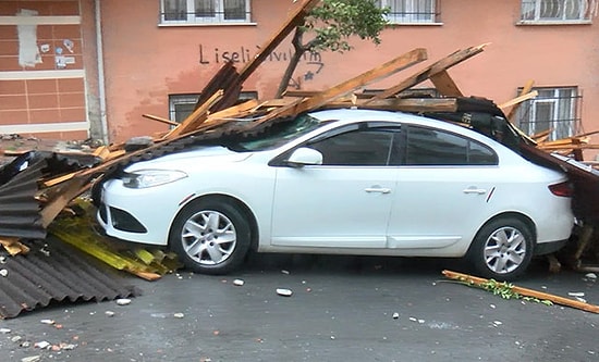 İBB Lodosun İstanbul'a Verdiği Zararı Açıkladı: 33 Çatı Uçtu, 192 Ağaç Devrildi