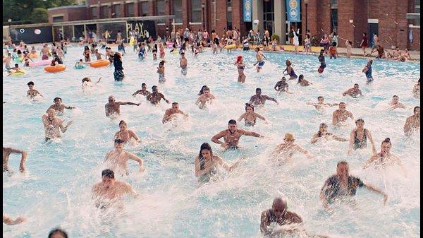 1. “In the Heights” filminde 96,000 şarkısının set yeri orijinalinde halka açık yüzme havuzu değildi.