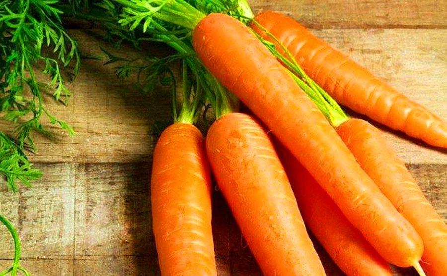 Почему нельзя морковь. Морковная ботва. Семена. Морковь "Услада". Морковь с ботвой. Красивая морковь.