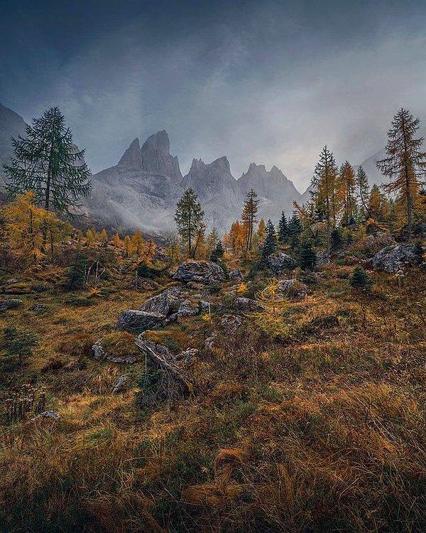 1. İtalya, Dolomit Dağları'nın vahşi doğasında bir sonbahar günü: