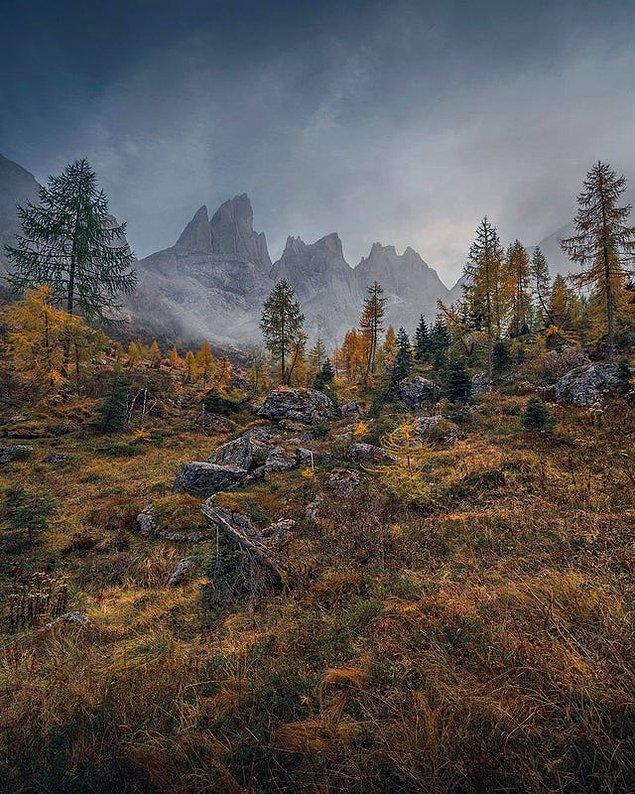 1. İtalya, Dolomit Dağları'nın vahşi doğasında bir sonbahar günü: