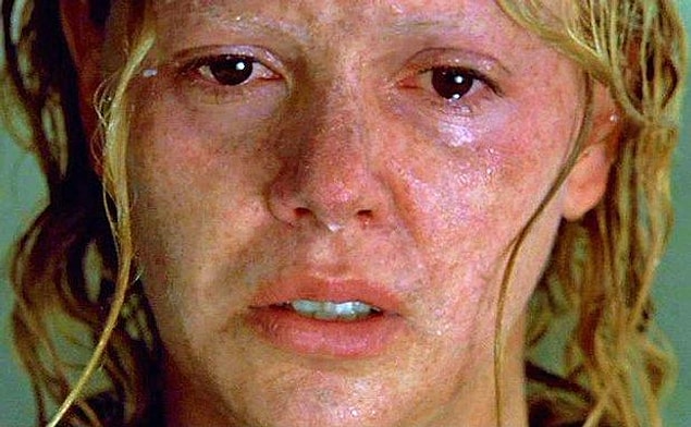 8. Charlize Theron 'Monster' filmi için takma diş taktı, kaşlarını tıraş etti ve 15 kilo aldı.