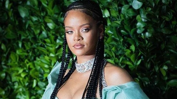 Kraliçe Elizabeth Tahttan İndi, Rihanna Ulusal Kahraman İlan Edildi!