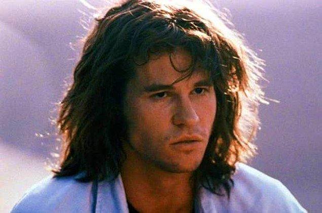 16. 'The Doors' filminde Jim Morrison'u canlandıran Val Kilmer, çekimler bittikten sonra karakterden çıkabilmek için terapiye gitti.