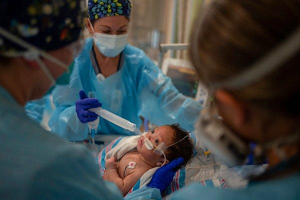 28. Kathleen Flynn'in perspektifinden, küçücük vücudunu canlı tutan ventilatör olmadan nefes almaya hazır 2 aylık bebek şaşkınlıkla etrafına bakıyor.