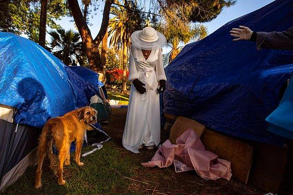 42. 52 yaşındaki evsiz Valerie Zeller, Echo Park Gölü'ndeki çadırının yanında düğününden önce ilk kez gelinliğini giyiyor, Barbara Davidson.