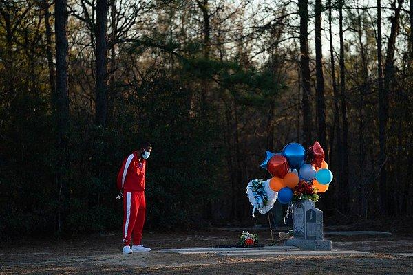 45. Bir kişi, Waynesboro'da üç adam tarafından vurulan siyahi bir genç olan Ahmaud Arbery'nin mezarlığını ziyaret ediyor. Sean Rayford imzalı bir fotoğraf.
