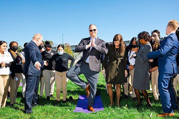53. Başkan Yardımcısı Kamala Harris'in kocası, New Jersey ziyareti sırasında bir yoga dersinde ağaç pozunu uyguluyor, Landon Nordeman.