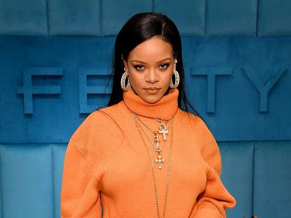 Dünyaca ünlü şarkıcı Rihanna'yı tanımayanınız yoktur, o yüzden kendisini uzun uzun anlatmamıza hiç gerek yok.