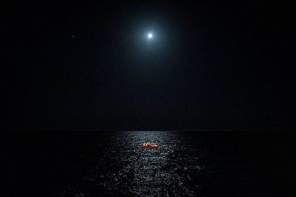 71. Tunus'tan on yedi kişi, 25 Temmuz'da İtalya'nın Lampedusa adası yakınlarındaki uluslararası sularda ahşap bir teknede yardım bekliyor, Santi Palacios.