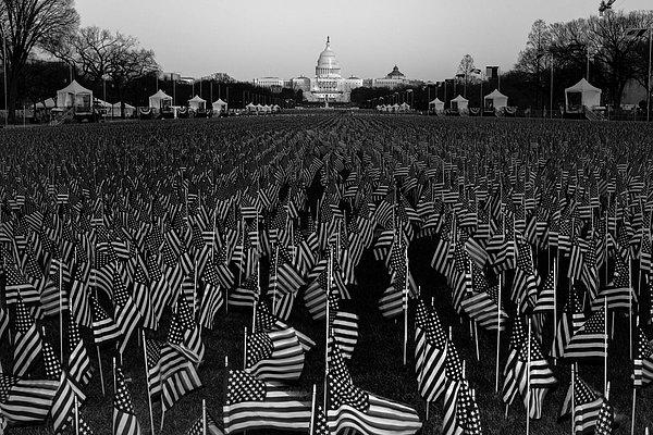 72. Philip Montgomery perspektifinden Joe Biden'ın göreve geleceği gün Washington, DC'deki National Mall'da kurulan bir bayrak alanı.
