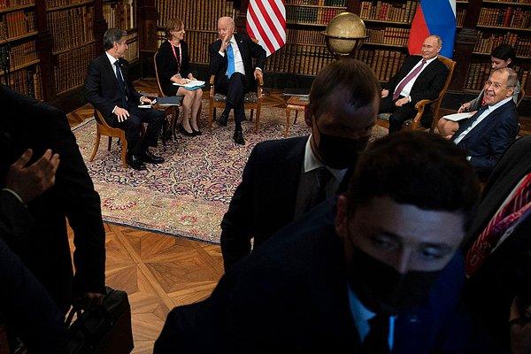 73. Brendan Smialowski'den Joe Biden ve Vladimir Putin'in görüşmesi öncesi çekilen bir fotoğraf.